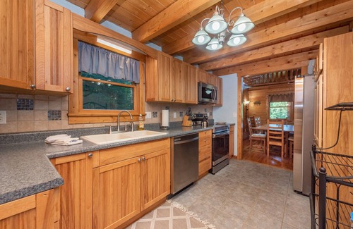 North Glade Hills Casa | New! Star View Lodge: Lake Area, Dogs OK, A/C, Hot Tub!