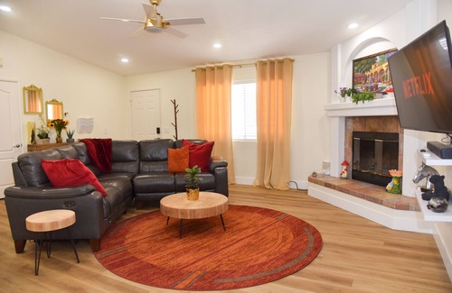 Hesperia Casa | -NEW-> Stay and the Golden Pedal Estate: Serene Getaway