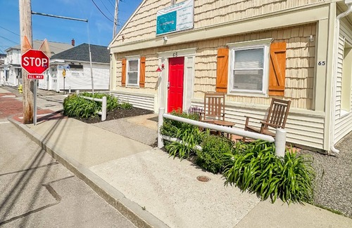 Old Orchard Beach Apartamento | NEW! Steps From the Sand & Short Walk to the Pier