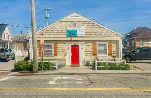 Old Orchard Beach Apartamento | NEW! Steps From the Sand & Short Walk to the Pier