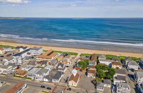 Old Orchard Beach Apartamento | NEW! Steps From the Sand & Short Walk to the Pier