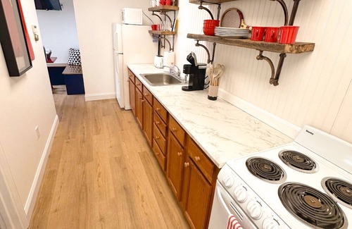 Old Orchard Beach Apartamento | NEW! Steps From the Sand & Short Walk to the Pier