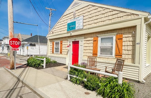 Old Orchard Beach Apartamento | NEW! Steps From the Sand & Short Walk to the Pier
