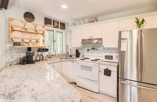 Pocono Summit Chalet De Esquí | 🍀NEW🍀 StreamFront HotTub/GameRoom/Firepit Cabin Near Kalahari