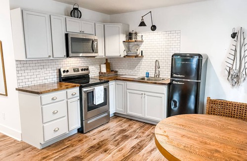 Columbia Apartamento | New Studio Apt w/ KING Bed- 1mi. to Columbia's Sq!