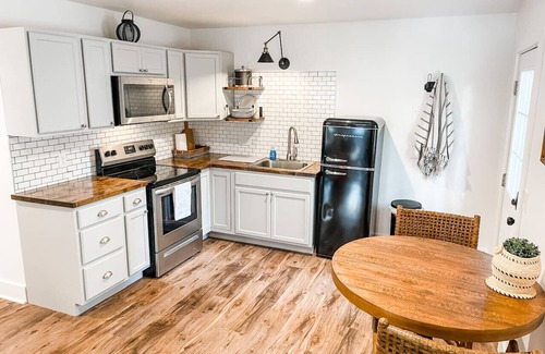 Columbia Apartamento | New Studio Apt w/ KING Bed- 1mi. to Columbia's Sq!