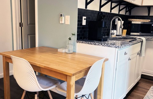 Southside Casa | New Studio Bungalow near San Marco - Sleeps 3