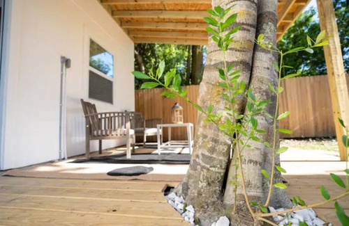 Southside Casa | New Studio Bungalow near San Marco - Sleeps 3