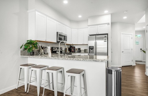 Vancouver Casa | NEW Stunning 3BDRM Family Home In Downtown W/ AirHockey