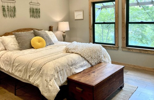 Drasco Casa | NEW! Stunning lake house! Sleeps 13!