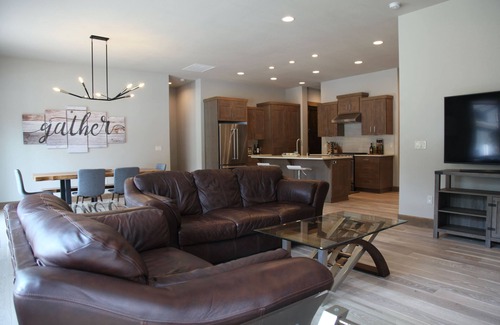 Bend Casa | New, Stunning & Modern Luxury, Fire Pit, A/C, Golf, Bike, Hike & Mt Bachelor