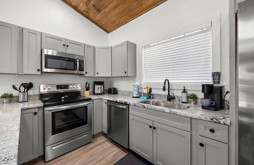 Wears Valley Cabina | New! Stunning Mountain Views, Modern Cabin, Hot Tub, Arcade, Mins to the Smokies