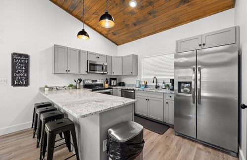 Wears Valley Cabina | New! Stunning Mountain Views, Modern Cabin, Hot Tub, Arcade, Mins to the Smokies