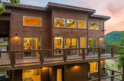 Wears Valley Cabina | New! Stunning Mountain Views, Modern Cabin, Hot Tub, Arcade, Mins to the Smokies