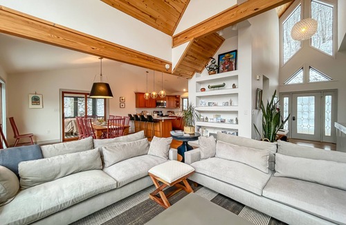McHenry Casa | New: Stunning! Rnovated mountain lake house in central DCL!