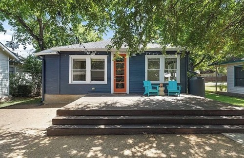 Hancock Casa | NEW Style & Comfort - 2 miles to downtown, 5 blocks to cute cafes, bars