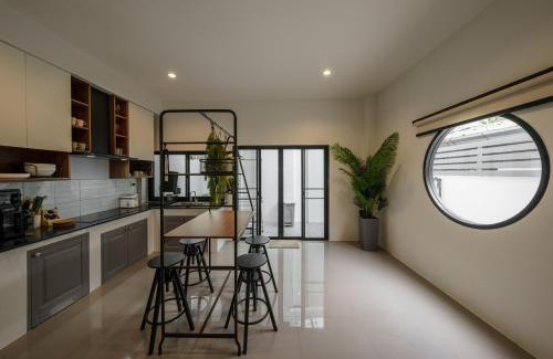 Phra Khanong Nuea Casa | New Stylish Modern Home 4BR 12pax 200m BTS PhraKhanong