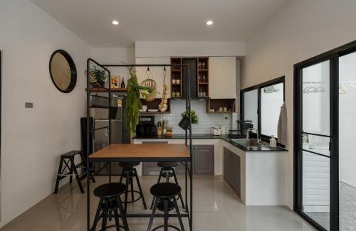 Phra Khanong Nuea Casa | New Stylish Modern Home 4BR 12pax 200m BTS PhraKhanong