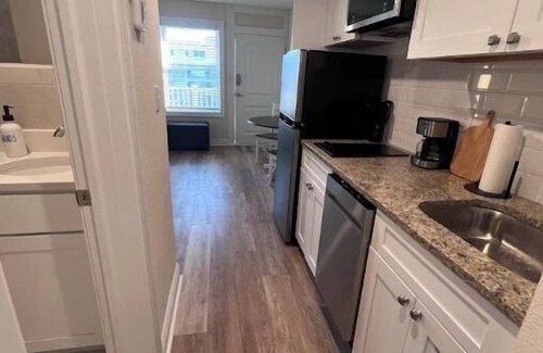 Wildwood Crest Condominio | New, sunny Wildwood Crest condo! Excellent location, 1 block to beach ☀️🌊