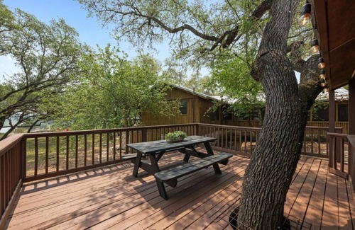 Spicewood Cabina | *NEW Sunrise Lodge - Dawn Suites | Lake Views