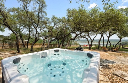 Spicewood Cabina | *NEW Sunrise Lodge - Dawn Suites | Lake Views