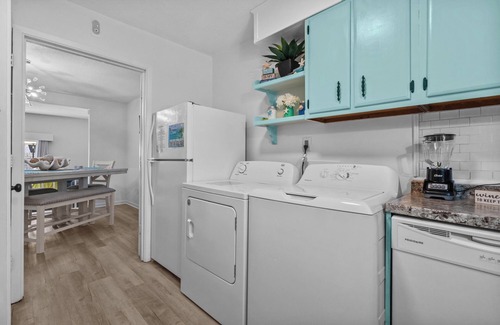 Myrtle Beach Casa | New-SunshineShores modern beachhome-walk to beach!