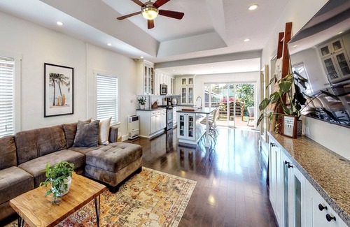 Ventura Casa | NEW Surfrider Bungalow - walk to downtown and the beach!