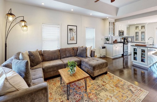 Ventura Casa | NEW Surfrider Bungalow - walk to downtown and the beach!