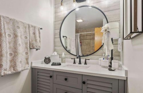 Mancelona Casa | New Tee & Ski Getaway Schuss Golf Ski Villa