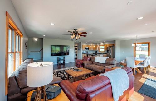 Waterfront Greens Casa | New! Tee Time: Lake Access, Hot Tub, Fireplace, Dock!