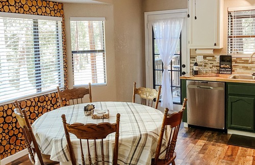 Twain Harte Cabina | New! Terrys Treehouse | Dog Friendly | Cozy Cabin