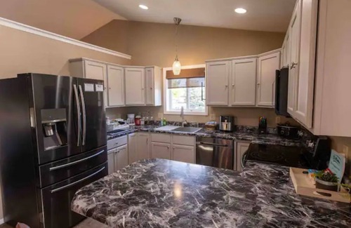 Sioux Falls Casa | New~The Lily Pad~Hot tub & Sauna /Dog&Kid Friendly