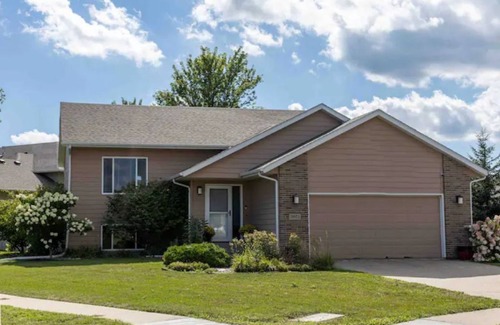 Sioux Falls Casa | New~The Lily Pad~Hot tub & Sauna /Dog&Kid Friendly