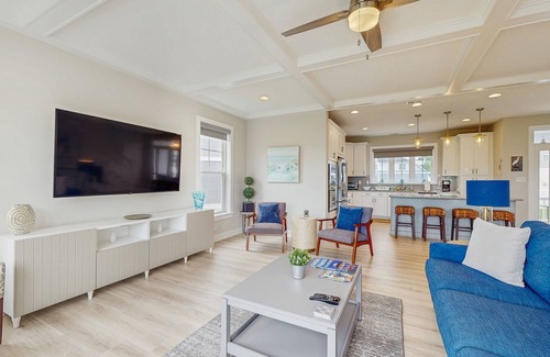 Frankford Casa | New, Tidal Walk Home w/ High-Speed WiFi, Washer/Dryer, w/Shared Outdoor Pool