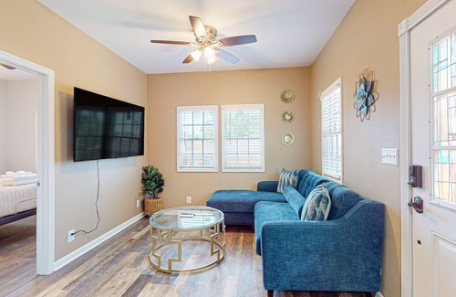 Historic Edgefield Cabaña | New, tiny home with full kitchen, washer/dryer - walking distance to attractions