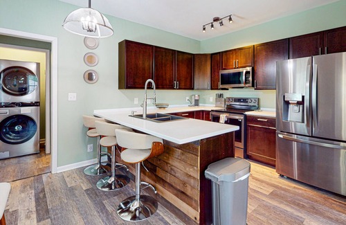 Historic Edgefield Cabaña | New, tiny home with full kitchen, washer/dryer - walking distance to attractions