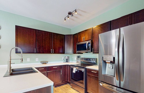 Historic Edgefield Cabaña | New, tiny home with full kitchen, washer/dryer - walking distance to attractions