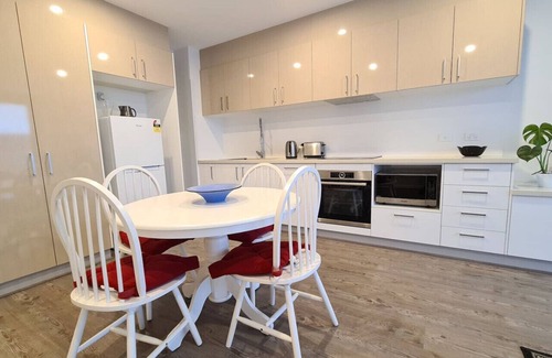 Kingston Apartamento | New to VRBO: Kingston Foreshore Contemporary Apartment