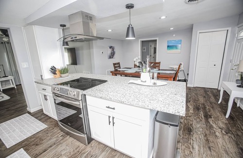 Cedar Lane Casa | NEW to VRBO! Minutes to the beach! Family-sized Home w/ creek views & fishing!