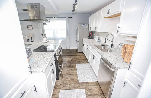 Cedar Lane Casa | NEW to VRBO! Minutes to the beach! Family-sized Home w/ creek views & fishing!
