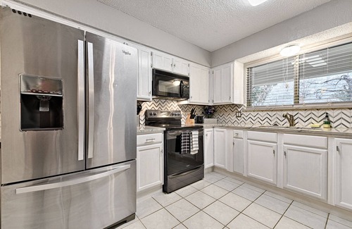 North Richland Hills Casa | New to Vrbo Pool, Game room w/ arcades, Hot tub, Outdoor living, BBQ, firepit