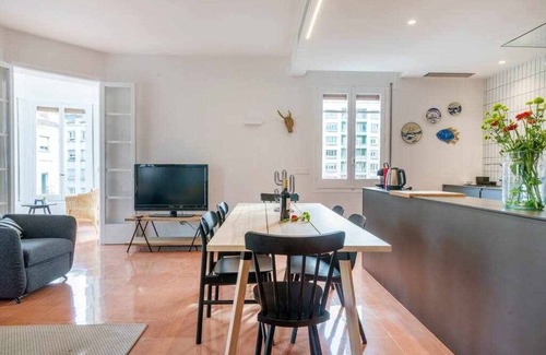 Eixample Apartamento | New top floor apt with a lot of light & air-con