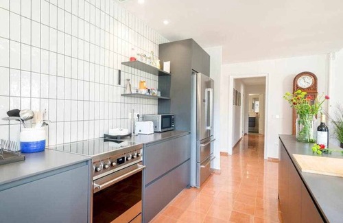 Eixample Apartamento | New top floor apt with a lot of light & air-con