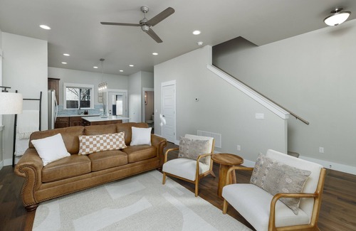 Four Corners Condominio | NEW! Townhome in 4-corners, garage parking, walk to river