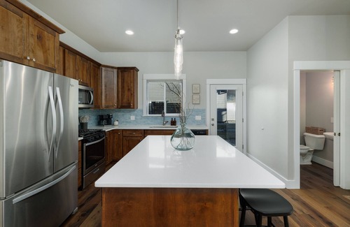 Four Corners Condominio | NEW! Townhome in 4-corners, garage parking, walk to river