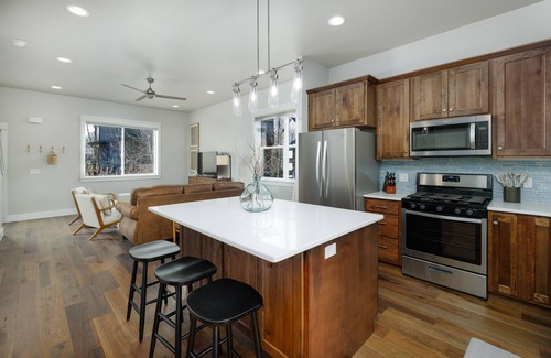 Four Corners Condominio | NEW! Townhome in 4-corners, garage parking, walk to river