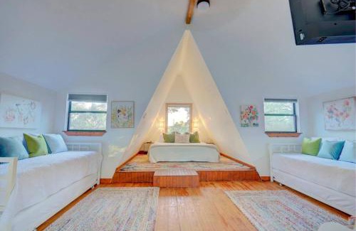 Wimberley Casa | NEW Treehouse at Link Lane 2 Acres w Hot Tub