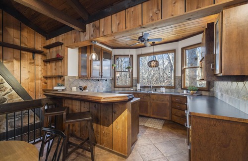 Highlandville Cabina | NEW! Treehouse in The Ozarks w/ Hot Tub