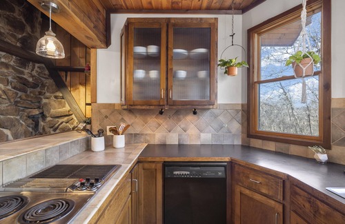 Highlandville Cabina | NEW! Treehouse in The Ozarks w/ Hot Tub