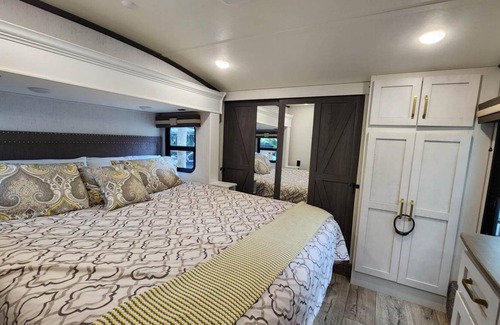 River Ranch Cabaña | NEW! Trendy RV Rental at River Ranch w/Golf Cart 189